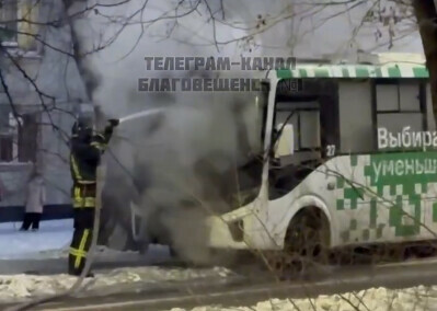 Пассажирский автобус загорелся в Благовещенске. Улицу перекрыли (видео)