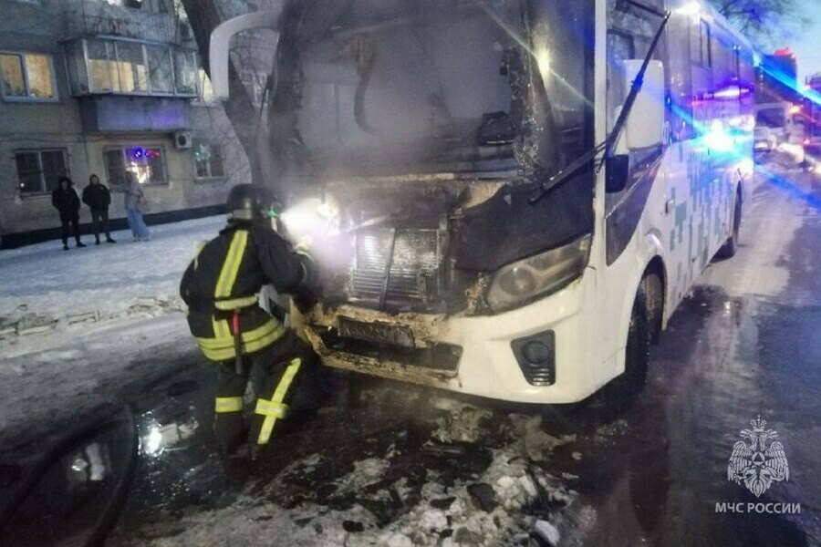 Пассажирский автобус загорелся в Благовещенске фото 