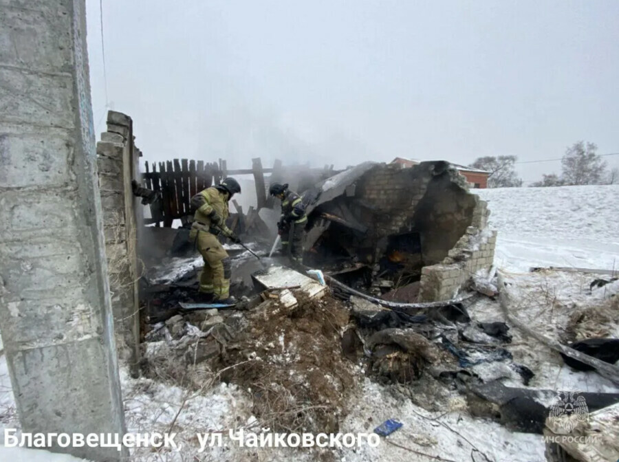 В Благовещенске горел гараж фото