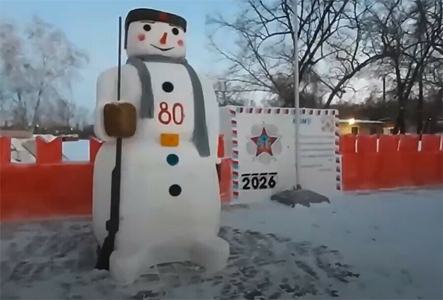 Снеговик с ружьем у Кремлевской стены в амурском селе создан необычный новогодний городок видео