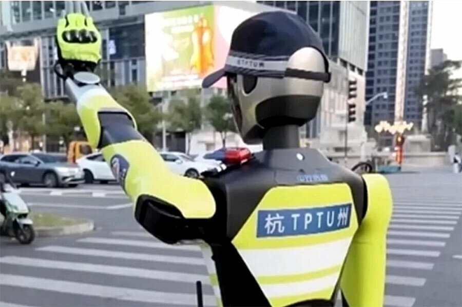 Первые робокопы вышли на дороги мегаполисов Китая видео