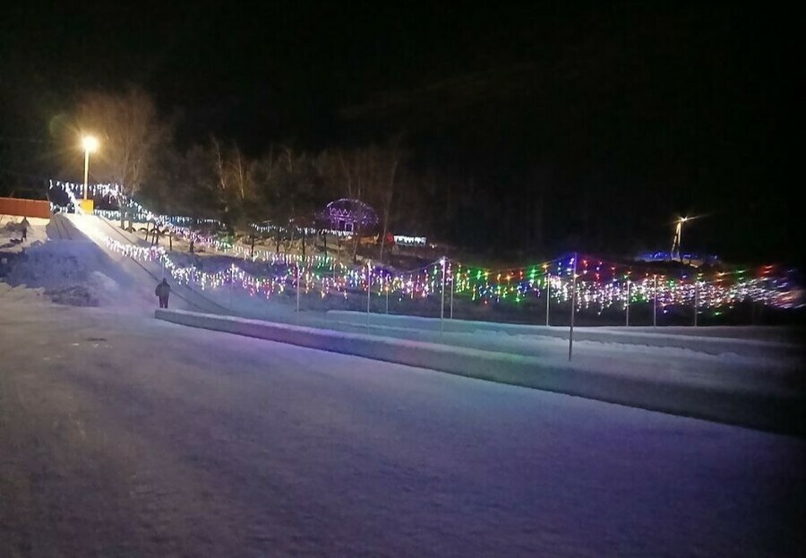 Гости приезжают и катаются круглосуточно самая большая горка Амурской области пользуется огромной популярностью фото