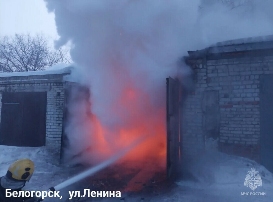 Автомобиль загорелся в одном из гаражей Белогорска фото