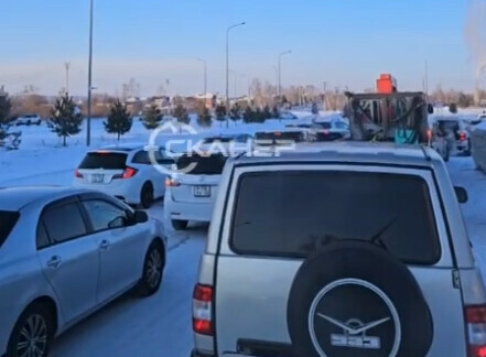 Уже второй час в пробке благовещенцы не могут выехать с платной парковки аэропорта