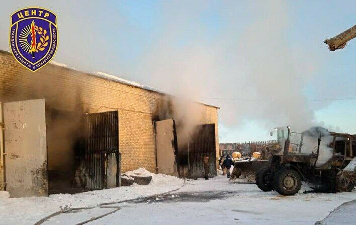 Пожар на зерновом подворье произошел в Амурской области Сгорела техника фото