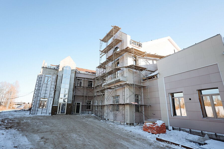 Новое здание  круглогодичного вокзала строится на железной дороге в Свободном фото