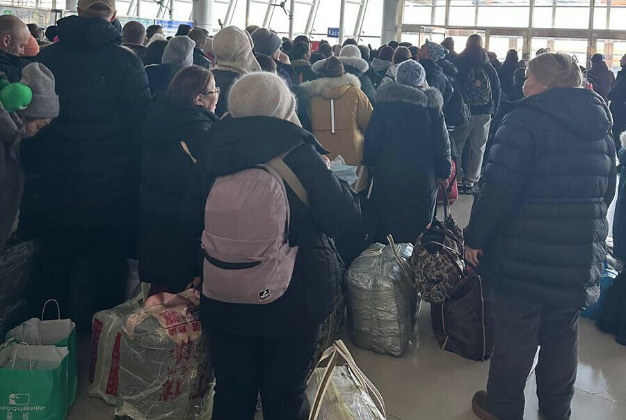 Российские туристы объяснили почему им пришлось долго стоять в очереди на таможне Хэйхэ