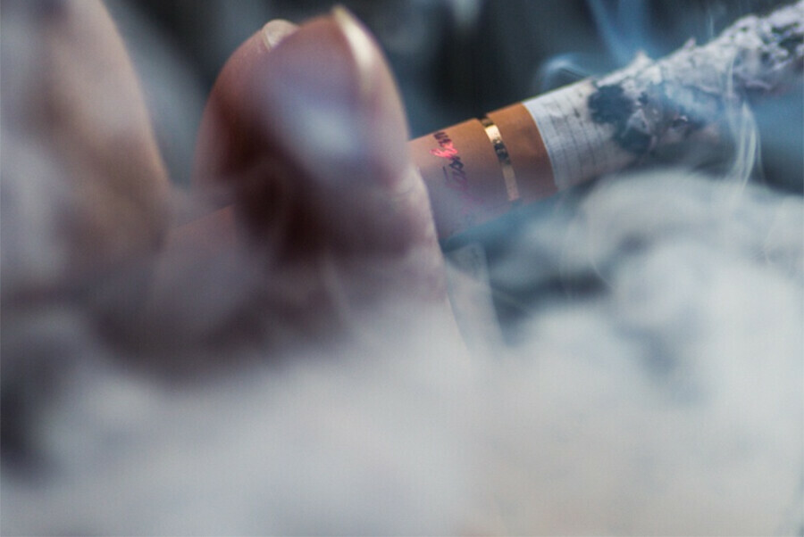 Россиян арестовали в Китае за курение в самолете