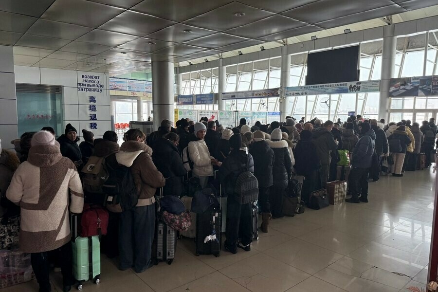 Туристы встали в плотную очередь на пути из Хэйхэ в Благовещенск 
