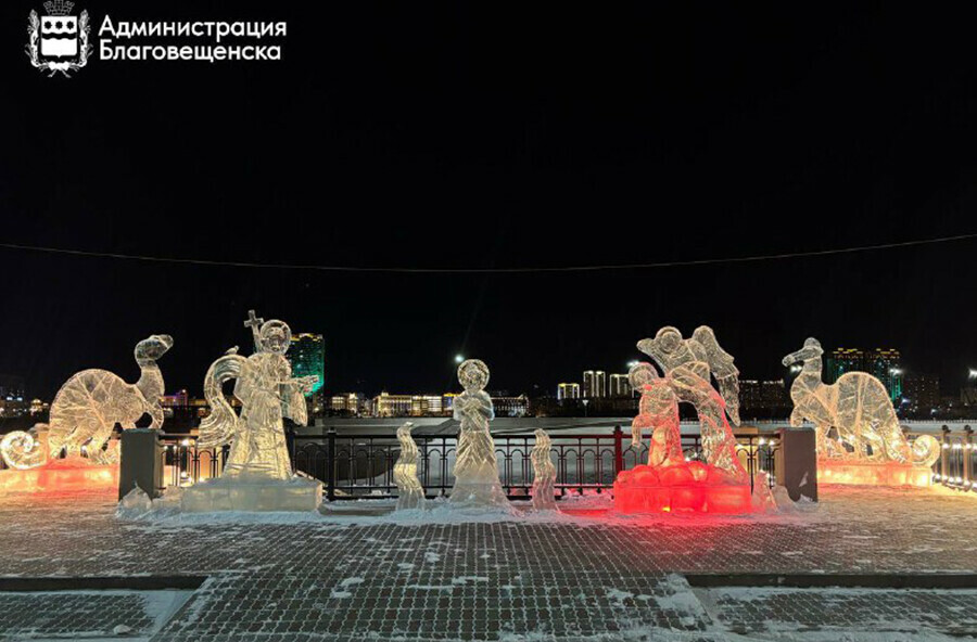 Скульптуры изо льда необычайной красоты появились на Серебряной миле в Благовещенске