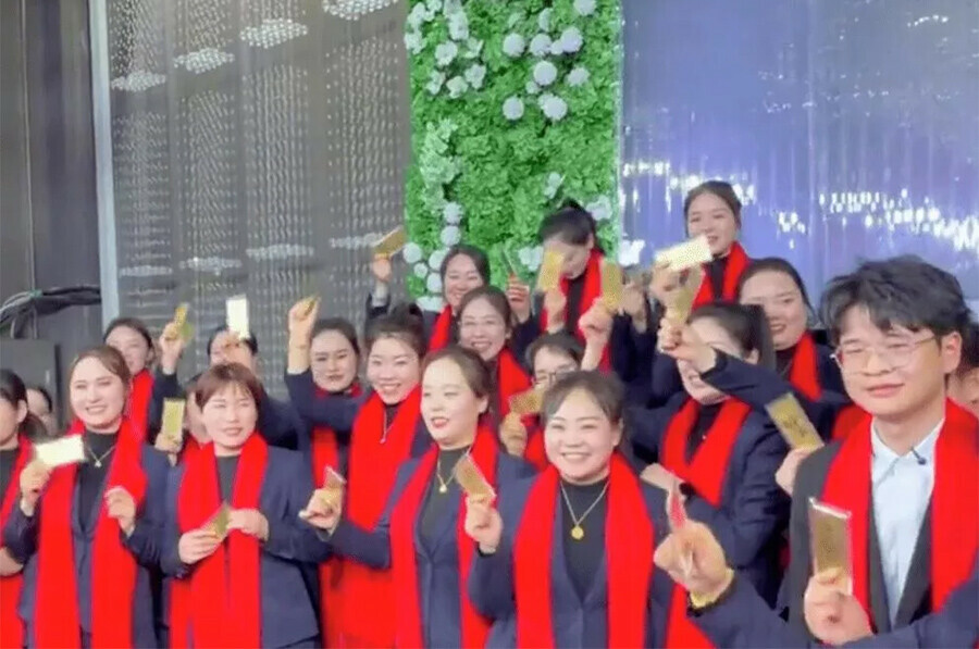 Золотые слитки подарил сотрудникам своей компании китайский бизнесмен