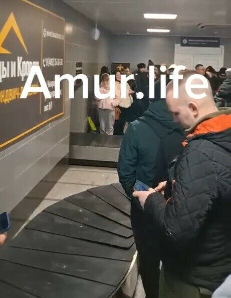 Замерзший люк самолета Москва  Благовещенск задержал выдачу багажа видео