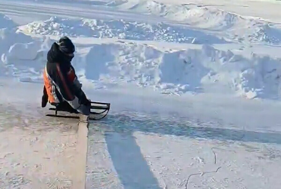 Необычной карусели привлекавшей на озеро в Зее детей и взрослых больше нет