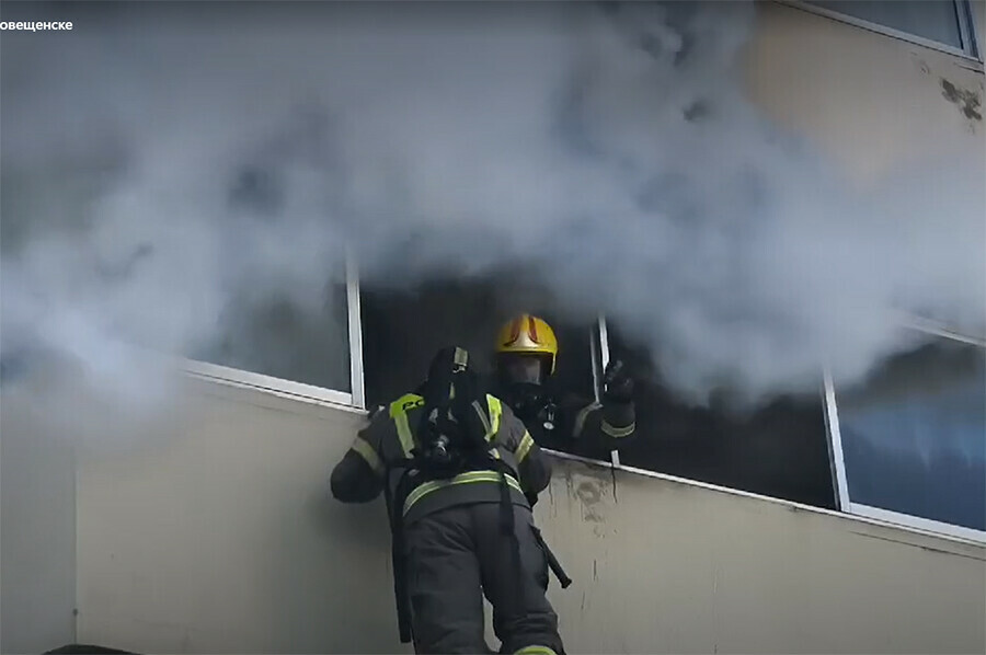 Пожарные спасли мужчину из огня в Благовещенске видео