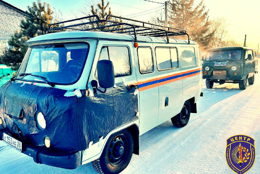 Семье с шестью детьми в мороз застрявшей на дороге в Амурской области помогли спасатели  