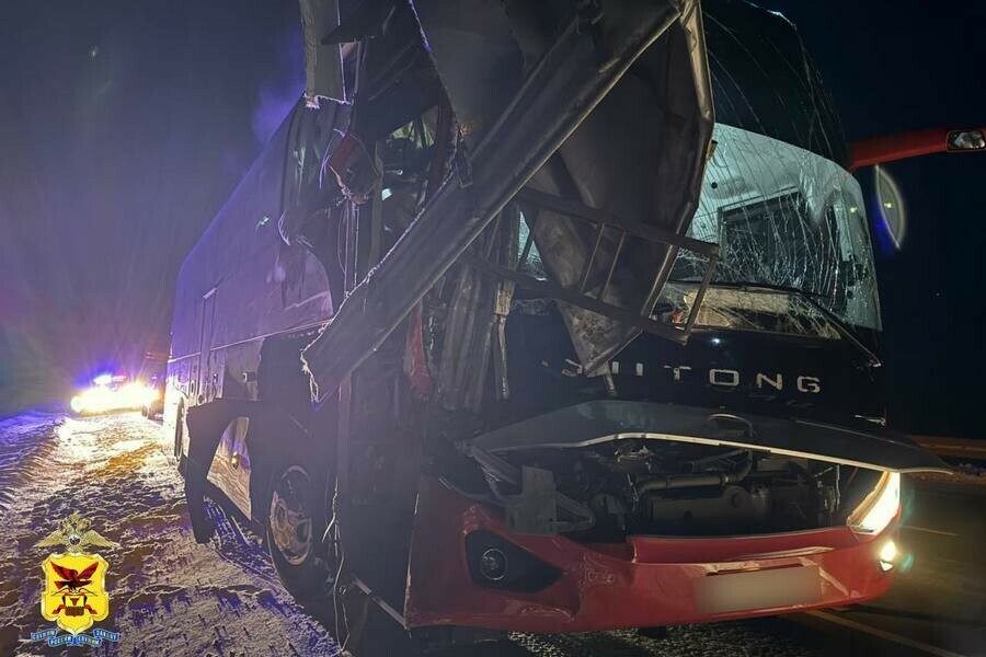 Есть пострадавшие один погиб вахтовики ехавшие в Приамурье в пассажирском автобусе попали в серьезное ДТП 