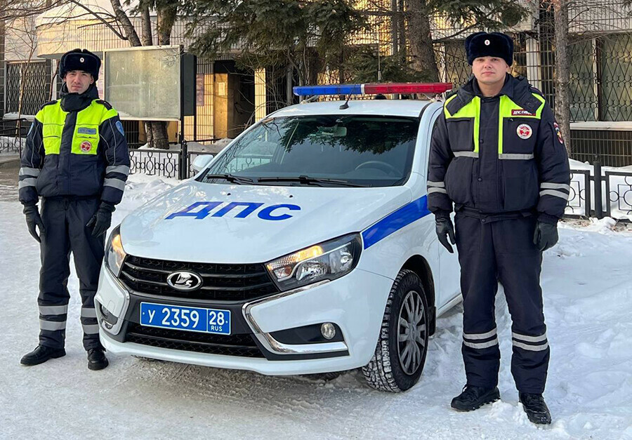 Инспекторы ДПС быстро отвезли пострадавшую маленькую девочку в больницу