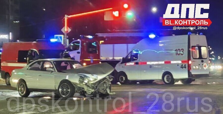 Toyota Chaser жестко столкнулся с Уралом который двигался со спецсигналом в Благовещенске