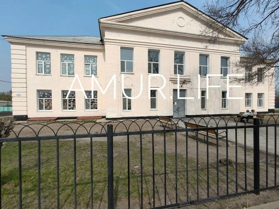 В Ивановке экстренно закрыли двухэтажное здание школы