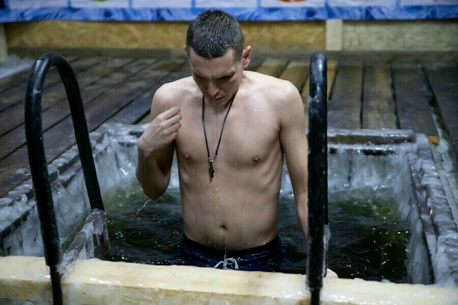 Может спровоцировать инсульт врач дал советы в преддверии крещенских купаний 