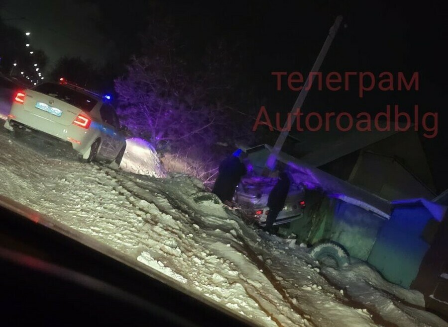 Автомобиль опрокинулся в Белогорске после наезда на дерево