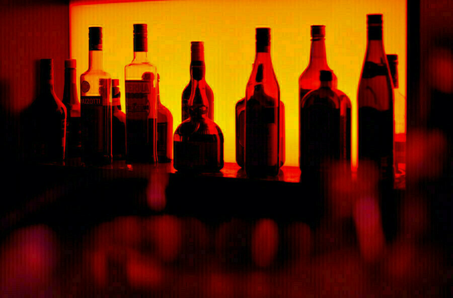 Почти 2 000 литров алкогольной продукции изъяли в Амурской области