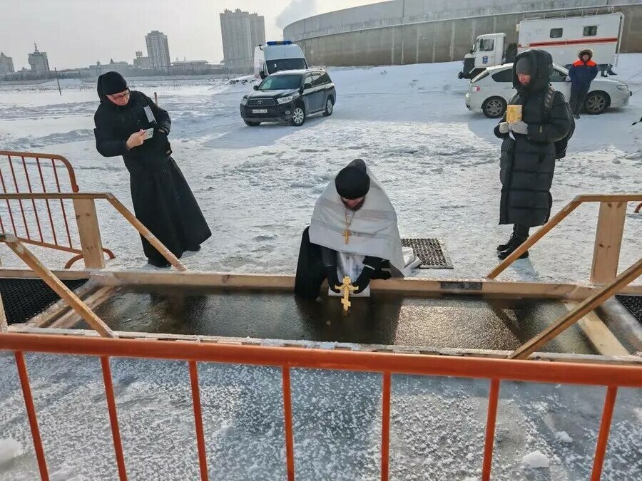 Единственную в Благовещенске купель освятил священнослужитель 