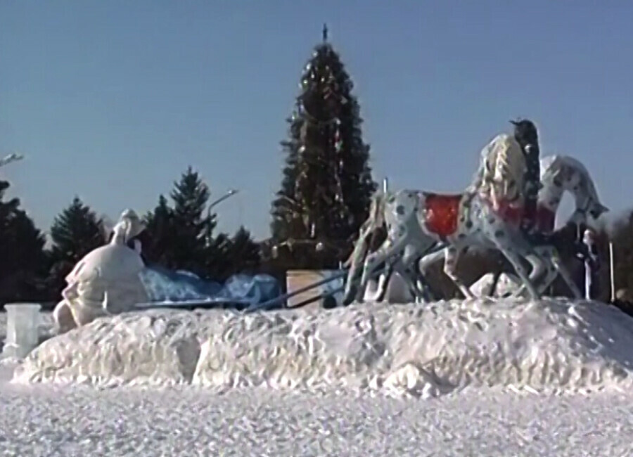 Милиционеры сняли с ёлки мужчину с женщиной Как Благовещенск отметил Новый год  2002 