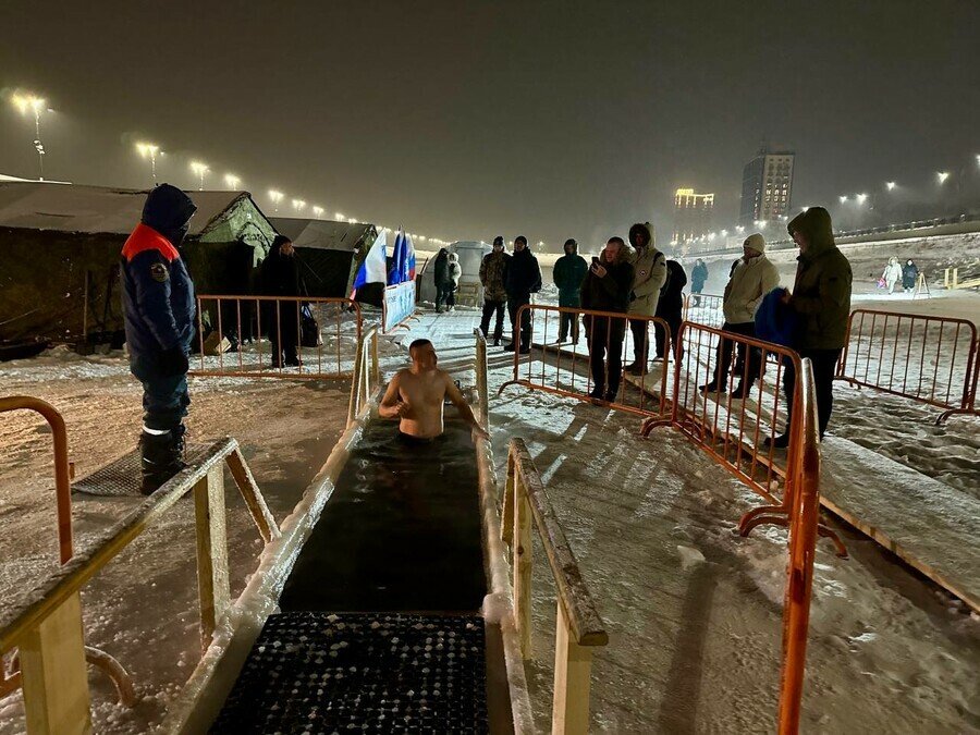 Благовещенцы впервые окунались в крещенскую иордань на новом месте фото видео