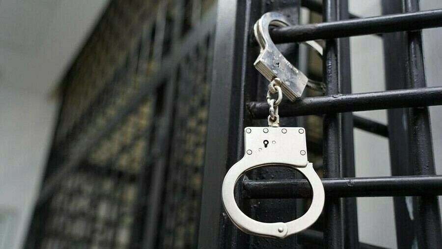 В Благовещенске мужчина положил руку на колено женщине и получил 5 ударов ножом