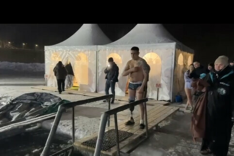 В Благовещенске крещенские купания прошли на реке Зея  месте которое стало предметом судебных тяжб