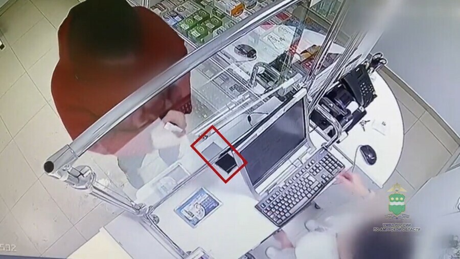 Благовещенка оставила в аптеке смартфон за 180 тысяч и его прикарманил рецидивист не зная что его снимают видео