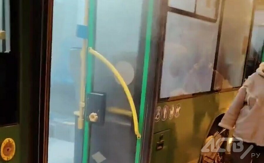 Люди вываливались на улицу в облаке Пассажиров внезапно припорошило в автобусе
