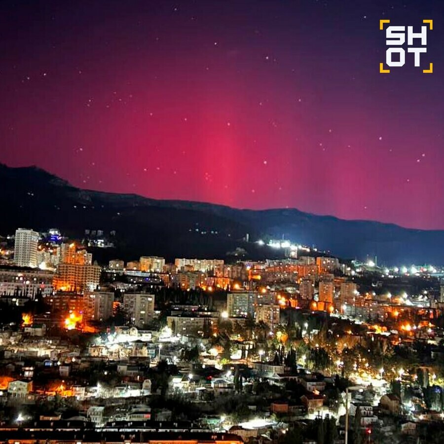 Северное сияние необыкновенной красоты наблюдают жители регионов России