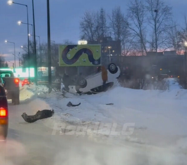 В Благовещенске автомобиль встал на крышу