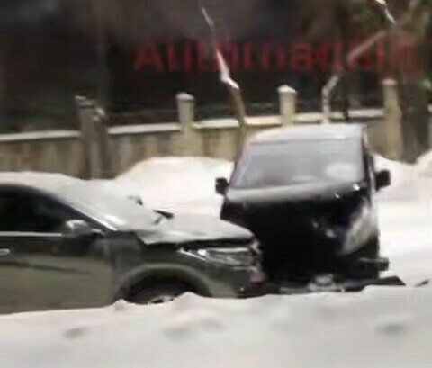 Возле военного госпиталя в Благовещенске разбились две иномарки видео