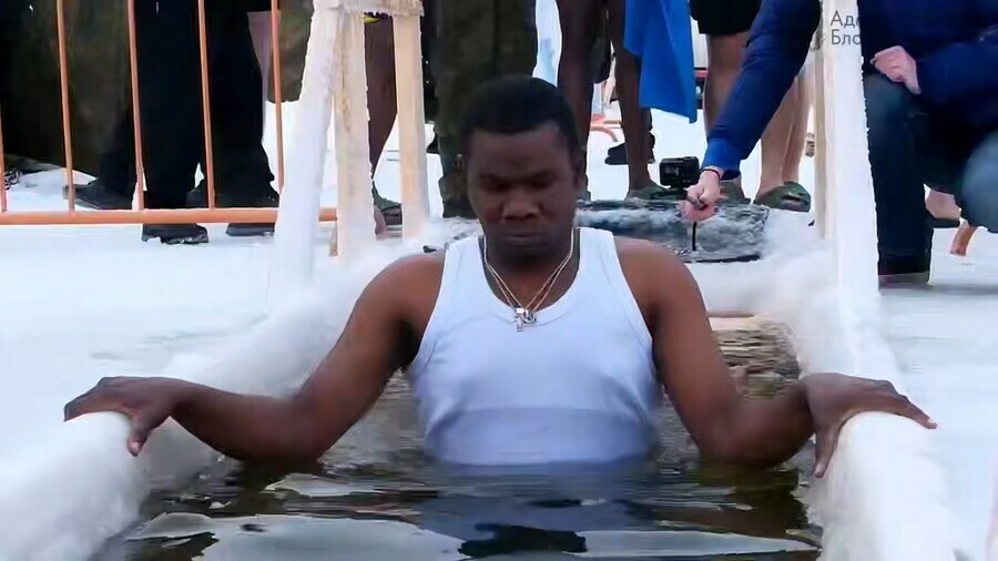 Вода вроде холодная но внутри теплая в Благовещенске завершились крещенские купания видео