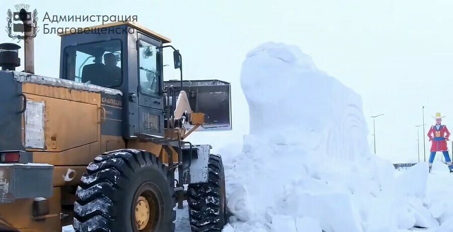 В Благовещенске начали демонтаж снежных горок которые назвали опасными видео