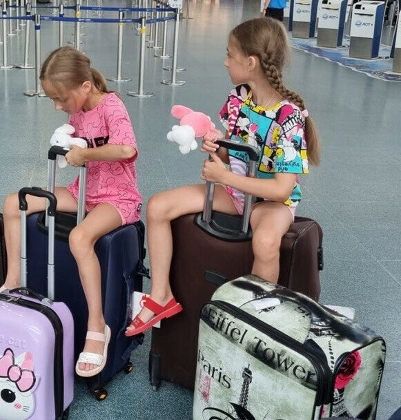 С сегодняшнего дня вступили в силу новые правила выезда детей за границу Что важно знать