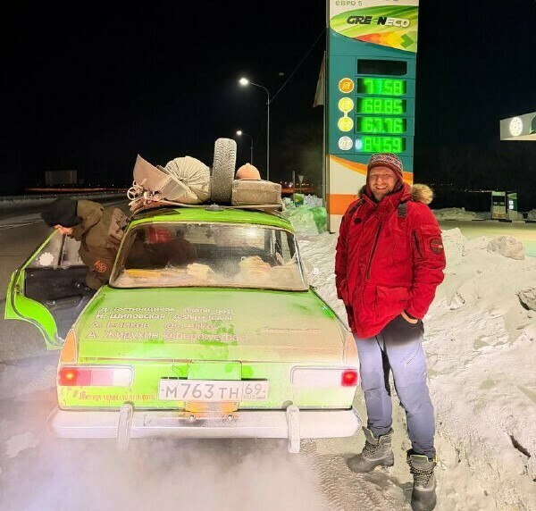 У путешественников которые приехали в Приамурье на раритетном Москвиче за 500 метров до стартового стола космодрома закончился бензин