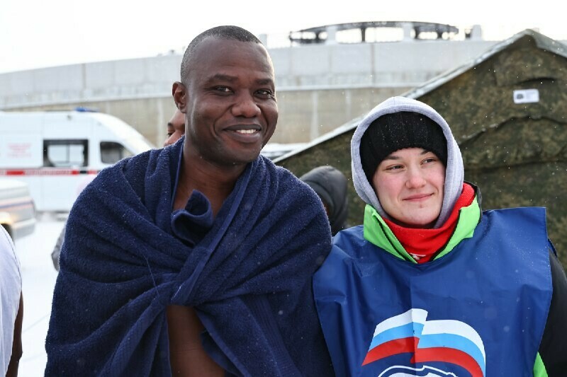 Темнокожие курсанты Дальневосточного военного училища окунулись в крещенскую прорубь в Благовещенске фото