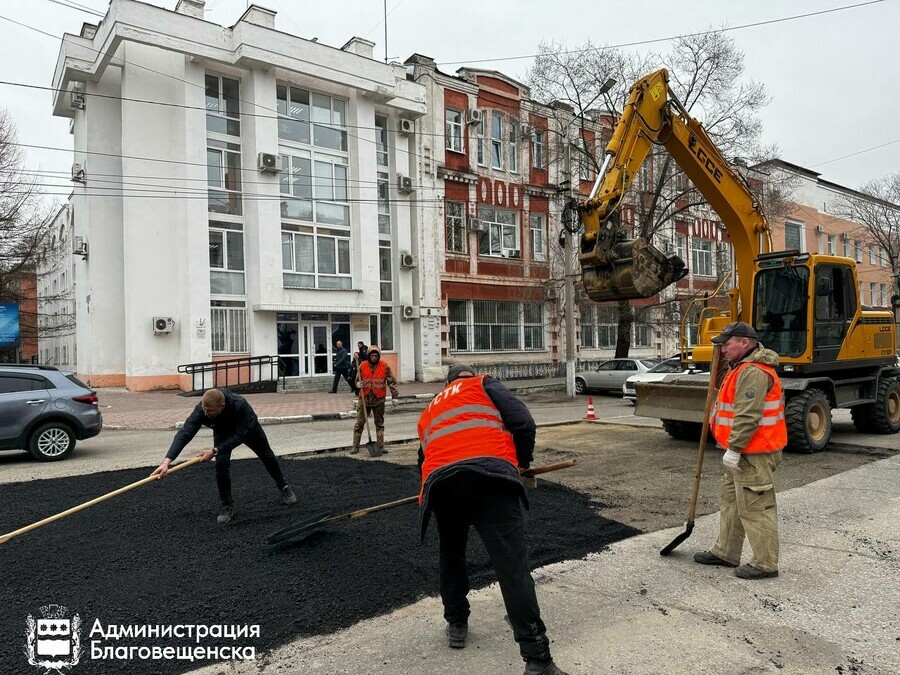 В Благовещенске потратят на ямочный ремонт разметку дорог и промывку ливневок почти 300 миллионов