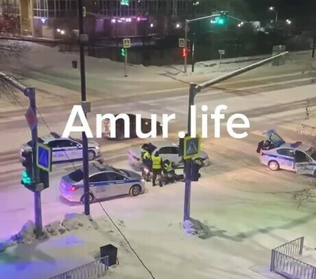 Погоня была в центре Благовещенска эпично задержали водителя иномарки видео