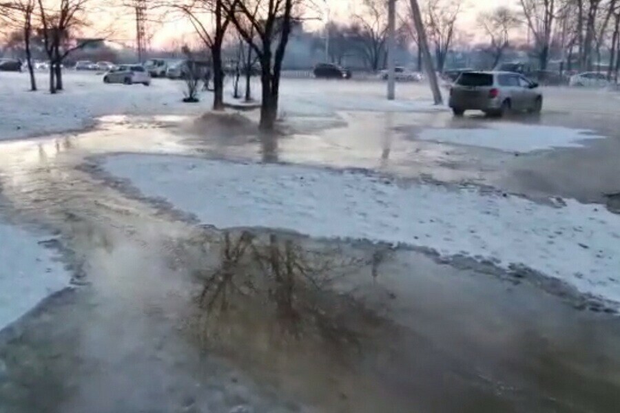 В микрорайоне Благовещенска изза коммунальной аварии образовался каток видео