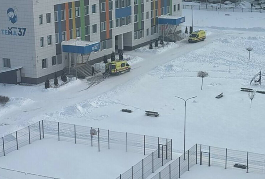 Нож маска петарды на нижнекамский лицей напал подросток Ранены и он и уборщица