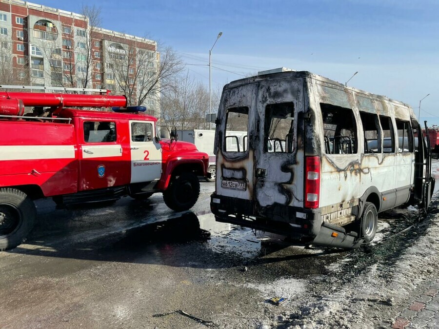 ЧП в микрорайоне Благовещенска там вспыхнул и дотла сгорел автобус фото видео