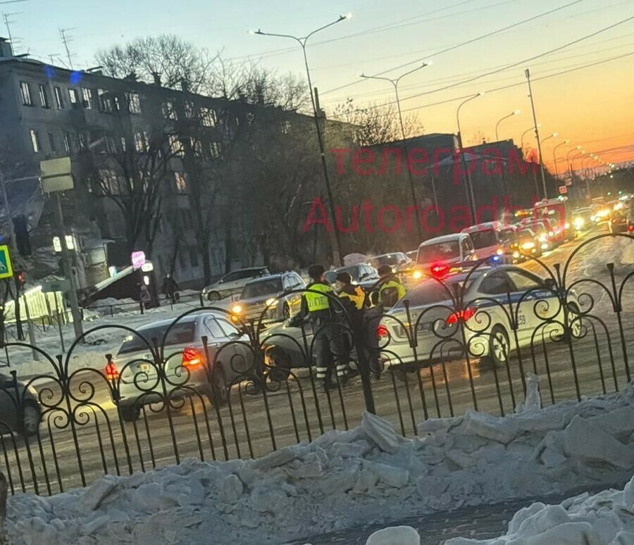 Утреннее ДТП вызвало пробку в микрорайоне Благовещенска