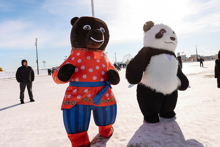 Необычно расписанного огненного коня подарят китайской стороне на ЗимФестАмур Чем еще удивит фестиваль в Благовещенске фото