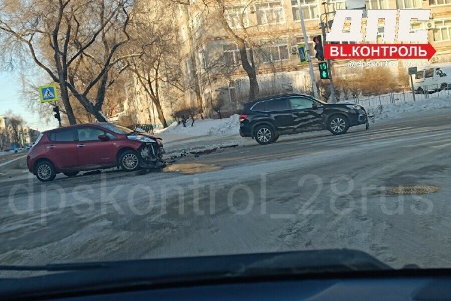 Авто жестко не поделили перекресток в Благовещенске 