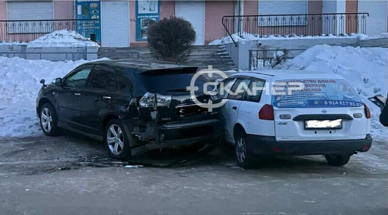 Ночью в Благовещенске неизвестный на скорости врезался в припаркованные авто и скрылся 